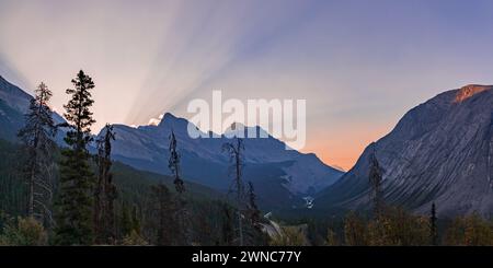 Blick auf den morgendlichen Sonnenaufgang entlang des Icefields Parkway zwischen Banff & Jasper in den Kanadischen Rocky Mountains mit atemberaubenden Sonnenstrahlen, die hell über dem Land leuchten. Stockfoto