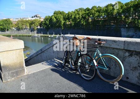 Zwei Fahrräder mit Körben parken an der Treppe zum Tiber in Rom, Italien Stockfoto