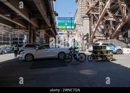 Blick auf die Brooklyn Bridge Ramp in New York am 1. März 2024 zum 30. Todestag von Ari Halberstam aus den Händen des Terroristen. Ari Halberstam wurde getötet und drei weitere jüdische Studenten wurden von einem Terroristen auf einer Rampe zur Brooklyn Bridge verwundet, die später am 1. März 1994 nach ihm als Ari Halberstam Memorial Ramp benannt wurde. Die Gedenkfeier wurde von Bürgermeister Eric Adams organisiert und besucht, und neben Generalstaatsanwältin Letitia James, Stadtrat Adrienne Adams, Staatsanwalt von Brooklyn ERC Gonzalez, Polizeikommissar Edward Caban, Transitschef Michael Kemper, Mutter von Ari Dev Stockfoto