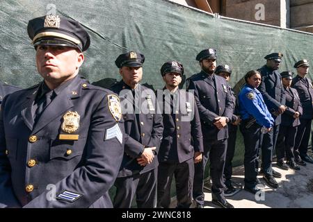 Polizeibeamte aus dem 71. Revier nehmen am 1. März 2024 an der Gedenkfeier zum 30. Jahrestag des Todes von Ari Halberstam unter der Brooklyn Bridge in New York Teil. Ari Halberstam wurde getötet und drei weitere jüdische Studenten wurden von einem Terroristen auf einer Rampe zur Brooklyn Bridge verwundet, die später am 1. März 1994 nach ihm als Ari Halberstam Memorial Ramp benannt wurde. Die Gedenkfeier wurde von Bürgermeister Eric Adams organisiert und besucht, und neben Generalstaatsanwältin Letitia James, Stadtrat Adrienne Adams, Brooklyn District Attorney ERC Gonzalez, Polizeikommissar Edward Caban, Chief of Transit Michael Stockfoto