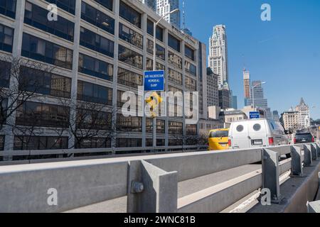 Blick auf die Brooklyn Bridge Ramp in New York am 1. März 2024 zum 30. Todestag von Ari Halberstam aus den Händen des Terroristen. Ari Halberstam wurde getötet und drei weitere jüdische Studenten wurden von einem Terroristen auf einer Rampe zur Brooklyn Bridge verwundet, die später am 1. März 1994 nach ihm als Ari Halberstam Memorial Ramp benannt wurde. Die Gedenkfeier wurde von Bürgermeister Eric Adams organisiert und besucht, und neben Generalstaatsanwältin Letitia James, Stadtrat Adrienne Adams, Staatsanwalt von Brooklyn ERC Gonzalez, Polizeikommissar Edward Caban, Transitschef Michael Kemper, Mutter von Ari Dev Stockfoto