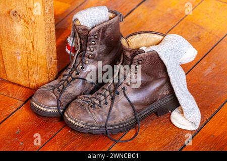 Wanderschuhe und Socken im alten Stil auf Holzboden Stockfoto