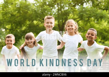Weltgütigkeitstag. Gruppe glücklicher Kinder draußen Stockfoto