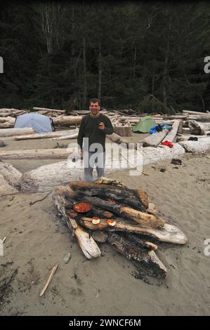 Steven Kazlowski Fotograf trinkt und kocht auf dem Campingplatz im Shi Shi Beach Olympic National Park Washington State USA Stockfoto