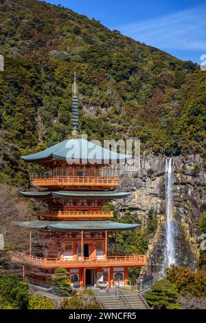 Dreistöckige Pagode des buddhistischen Tempels Seiganto-JI Tendai in der Präfektur Wakayama, Japan mit Nachi Falls im Hintergrund Stockfoto