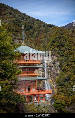 Dreistöckige Pagode des buddhistischen Tempels Seiganto-JI Tendai in der Präfektur Wakayama, Japan mit Nachi Falls im Hintergrund Stockfoto
