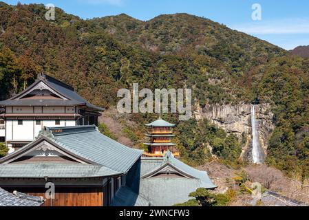 Dreistöckige Pagode des buddhistischen Tempels Seiganto-JI Tendai in der Präfektur Wakayama, Japan mit Nachi Falls im Hintergrund Stockfoto