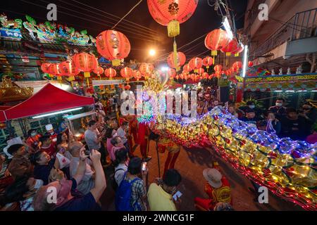 CHIANG Mai, THAILAND - 23. FEBRUAR 2024: Feiern Sie das chinesische Neujahr und das Pung Tao Kong Brithday fest auf dem Warorot Market oder Chinatown in Chiang Stockfoto