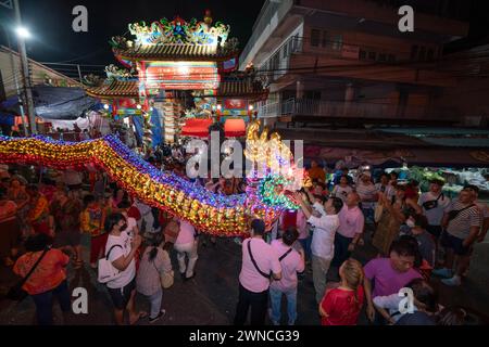 CHIANG Mai, THAILAND - 23. FEBRUAR 2024: Feiern Sie das chinesische Neujahr und das Pung Tao Kong Brithday fest auf dem Warorot Market oder Chinatown in Chiang Stockfoto