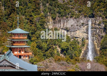 Dreistöckige Pagode des buddhistischen Tempels Seiganto-JI Tendai in der Präfektur Wakayama, Japan mit Nachi Falls im Hintergrund Stockfoto