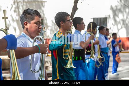 Oaxaca, Mexiko - Mitglieder eines Trommelkorps üben im Llano Park. Stockfoto