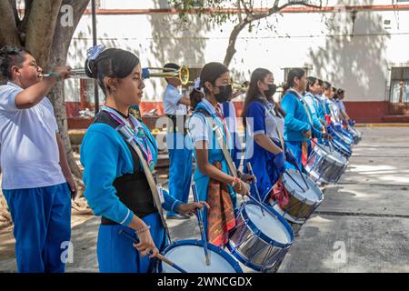 Oaxaca, Mexiko - Mitglieder eines Trommelkorps üben im Llano Park. Stockfoto