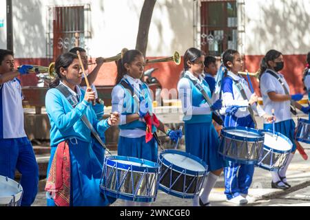 Oaxaca, Mexiko - Mitglieder eines Trommelkorps üben im Llano Park. Stockfoto