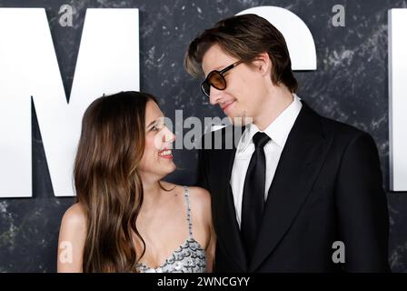 New York, Usa. März 2024. Millie Bobby Brown und Jake Bongiovi kommen am Freitag, den 1. März 2024, auf dem roten Teppich bei Netflix's New York Premiere im Paris Theater an. Foto: John Angelillo/UPI Credit: UPI/Alamy Live News Stockfoto