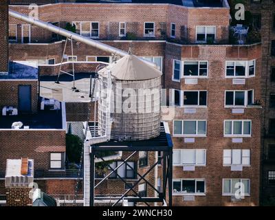 New York Wassertank aus Holz auf dem Dach Stockfoto