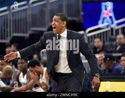 Orlando, USA. März 2018. Kevin Ollie, Cheftrainer von Connecticut, drängt sein Team gegen die SMU in der ersten Runde des American Athletic Conference Tournament im Amway Center in Orlando, Florida, am 8. März 2018. (Foto: Brad Horrigan/Hartford Courant/TNS/SIPA USA) Credit: SIPA USA/Alamy Live News Stockfoto