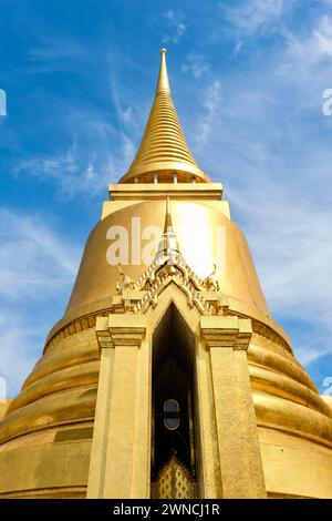 Phra Si Rattana Chedi: Eine goldene glockenförmige Stupa am Wat Phra Kaew (Tempel des Smaragdbuddhas), die Reliquien des Buddha aus Sri Lanka beherbergt Stockfoto