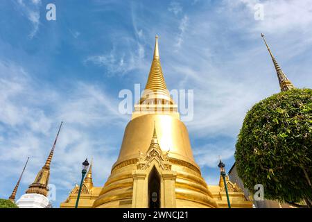 Phra Si Rattana Chedi: Eine goldene glockenförmige Stupa am Wat Phra Kaew (Tempel des Smaragdbuddhas), die Reliquien des Buddha aus Sri Lanka beherbergt Stockfoto