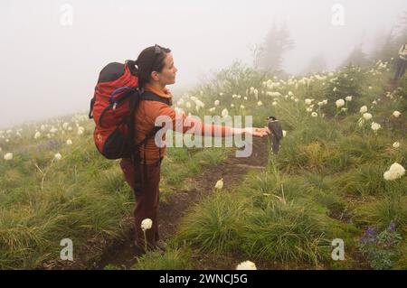 Sunny Coulson eine indianische Frau ernährt einen Canada Jay aus ihrer Hand während einer Wanderung zum Gipfel des Bandera Cascades Washington State Stockfoto