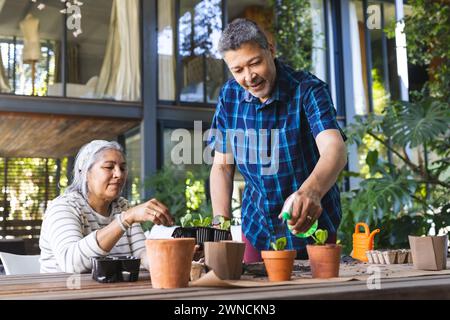 Ältere Frau und Mann mit Rasse mögen Gartenarbeit Stockfoto