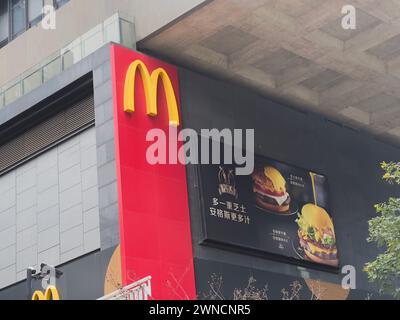 Nanning, China - 15. Februar 2024. McDonalds Restaurant-Logo an der Wand. McDonald's ist ein amerikanisches Fast-Food-Unternehmen. Stockfoto