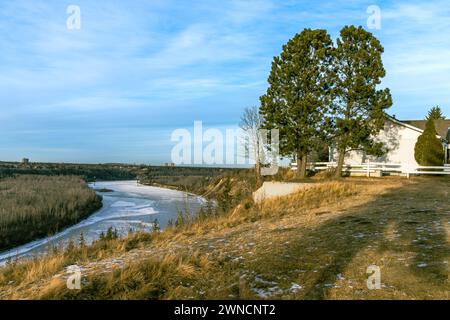 North Saskatchewan River Valley Landschaft in der Stadt Edmonton mit Fußgängerbrücke und Eis Stockfoto