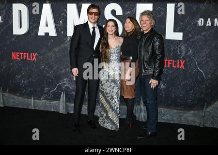 Jake Bongiovi, Millie Bobby Brown, Dorothea Hurley und Jon Bon Jovi Stockfoto