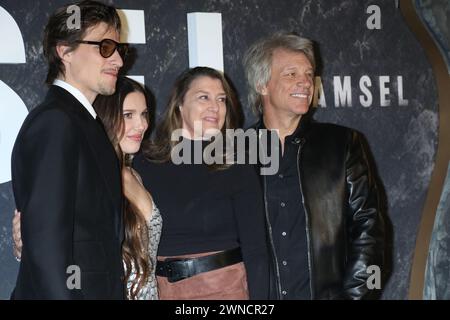 New York, NY, USA. März 2024. Jake Bongiovi, Millie Bobby Brown, Dorothea Hurley, Jon Bon Jov bei der New Yorker Premiere von Netflix' Jungfrau im Paris Theater am 1. März 2024 in New York City. Quelle: Rw/Media Punch/Alamy Live News Stockfoto