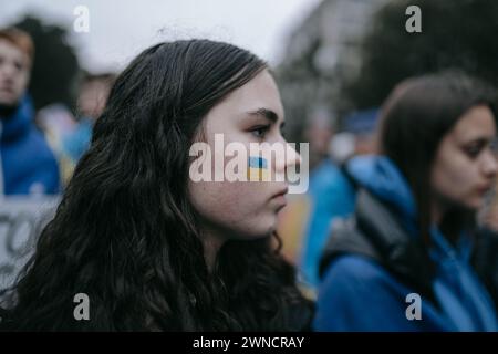 Washington Dc, Usa. Februar 2024. Ein junges Mädchen, dessen Gesicht in den Farben der ukrainischen Flagge gemalt ist, wird in der Menge der Demonstranten gesehen. Mitglieder der ukrainischen Gemeinschaft und Unterstützer versammeln sich zu einem Protest am zweiten Jahrestag der massiven russischen Invasion in der Ukraine. (Foto: Olga Fedorova/SOPA Images/SIPA USA) Credit: SIPA USA/Alamy Live News Stockfoto