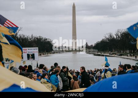 Washington Dc, Usa. Februar 2024. Der ukrainische protestmarsch startet am Lincoln Memorial in Washington DC. Mitglieder der ukrainischen Gemeinschaft und Unterstützer versammeln sich zu einem Protest am zweiten Jahrestag der massiven russischen Invasion in der Ukraine. Quelle: SOPA Images Limited/Alamy Live News Stockfoto