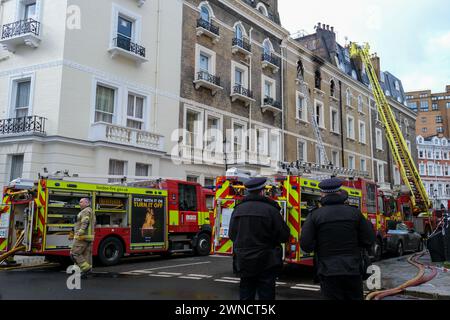 London, UK, 1. März 2024. Die Feuerwehrleute sichern weiterhin den Ort eines schwierigen Brandes, nachdem in einem Kensington-Gebäude, das in Wohnungen umgewandelt wurde, ein Brand ausbrach. Elf Menschen wurden ins Krankenhaus gebracht, nachdem das Feuer, von dem angenommen wurde, dass es im Keller ausgebrochen war, in den frühen Morgenstunden durch das Gebäude gerissen wurde. Quelle: Eleventh Photography/Alamy Live News Stockfoto