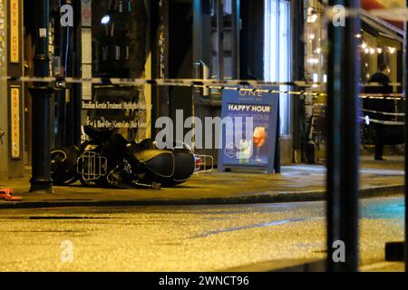 London, UK, 1. März 2024. Polizeiforensiker sammeln Beweise nach einer früheren Schießerei in Clapham. Nach der Verfolgung eines Mopeds und zweier Fahrer durch die Polizei wurde eine Schusswaffe entlassen, bei der zwei Frauen verletzt wurden, und das Fahrzeug kollidierte mit einem Fußgänger. Die Verdächtigen verließen das Moped, als sie vom Tatort flohen und auf freiem Fuß blieben. Quelle: Eleventh Photography/Alamy Live News Stockfoto