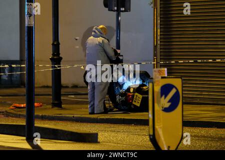 London, UK, 1. März 2024. Polizeiforensiker sammeln Beweise nach einer früheren Schießerei in Clapham. Nach der Verfolgung eines Mopeds und zweier Fahrer durch die Polizei wurde eine Schusswaffe entlassen, bei der zwei Frauen verletzt wurden, und das Fahrzeug kollidierte mit einem Fußgänger. Die Verdächtigen verließen das Moped, als sie vom Tatort flohen und auf freiem Fuß blieben. Quelle: Eleventh Photography/Alamy Live News Stockfoto