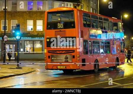 London, UK, 1. März 2024. Polizeiforensiker sammeln Beweise nach einer früheren Schießerei in Clapham. Nach der Verfolgung eines Mopeds und zweier Fahrer durch die Polizei wurde eine Schusswaffe entlassen, bei der zwei Frauen verletzt wurden, und das Fahrzeug kollidierte mit einem Fußgänger. Die Verdächtigen verließen das Moped, als sie vom Tatort flohen und auf freiem Fuß blieben. Quelle: Eleventh Photography/Alamy Live News Stockfoto