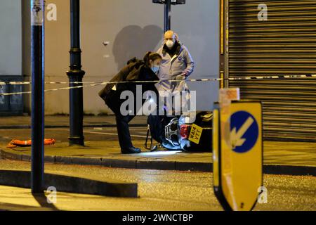 London, UK, 1. März 2024. Polizeiforensiker sammeln Beweise nach einer früheren Schießerei in Clapham. Nach der Verfolgung eines Mopeds und zweier Fahrer durch die Polizei wurde eine Schusswaffe entlassen, bei der zwei Frauen verletzt wurden, und das Fahrzeug kollidierte mit einem Fußgänger. Die Verdächtigen verließen das Moped, als sie vom Tatort flohen und auf freiem Fuß blieben. Quelle: Eleventh Photography/Alamy Live News Stockfoto