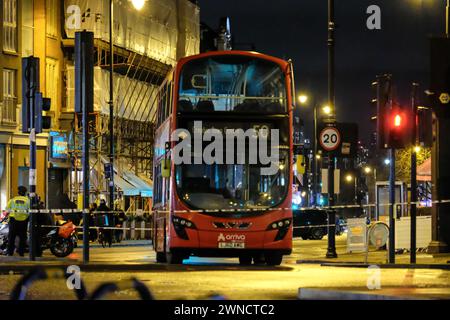 London, UK, 1. März 2024. Polizeiforensiker sammeln Beweise nach einer früheren Schießerei in Clapham. Nach der Verfolgung eines Mopeds und zweier Fahrer durch die Polizei wurde eine Schusswaffe entlassen, bei der zwei Frauen verletzt wurden, und das Fahrzeug kollidierte mit einem Fußgänger. Die Verdächtigen verließen das Moped, als sie vom Tatort flohen und auf freiem Fuß blieben. Quelle: Eleventh Photography/Alamy Live News Stockfoto