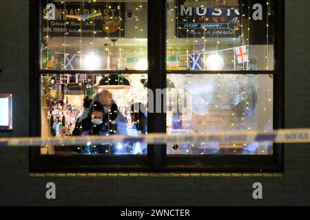 London, UK, 1. März 2024. Polizeiforensiker sammeln Beweise nach einer früheren Schießerei in Clapham. Nach der Verfolgung eines Mopeds und zweier Fahrer durch die Polizei wurde eine Schusswaffe entlassen, bei der zwei Frauen verletzt wurden, und das Fahrzeug kollidierte mit einem Fußgänger. Die Verdächtigen verließen das Moped, als sie vom Tatort flohen und auf freiem Fuß blieben. Quelle: Eleventh Photography/Alamy Live News Stockfoto