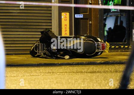 London, UK, 1. März 2024. Polizeiforensiker sammeln Beweise nach einer früheren Schießerei in Clapham. Nach der Verfolgung eines Mopeds und zweier Fahrer durch die Polizei wurde eine Schusswaffe entlassen, bei der zwei Frauen verletzt wurden, und das Fahrzeug kollidierte mit einem Fußgänger. Die Verdächtigen verließen das Moped, als sie vom Tatort flohen und auf freiem Fuß blieben. Quelle: Eleventh Photography/Alamy Live News Stockfoto