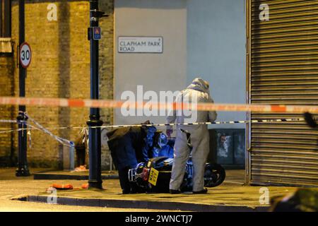 London, UK, 1. März 2024. Polizeiforensiker sammeln Beweise nach einer früheren Schießerei in Clapham. Nach der Verfolgung eines Mopeds und zweier Fahrer durch die Polizei wurde eine Schusswaffe entlassen, bei der zwei Frauen verletzt wurden, und das Fahrzeug kollidierte mit einem Fußgänger. Die Verdächtigen verließen das Moped, als sie vom Tatort flohen und auf freiem Fuß blieben. Quelle: Eleventh Photography/Alamy Live News Stockfoto