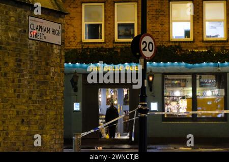 London, UK, 1. März 2024. Polizeiforensiker sammeln Beweise nach einer früheren Schießerei in Clapham. Nach der Verfolgung eines Mopeds und zweier Fahrer durch die Polizei wurde eine Schusswaffe entlassen, bei der zwei Frauen verletzt wurden, und das Fahrzeug kollidierte mit einem Fußgänger. Die Verdächtigen verließen das Moped, als sie vom Tatort flohen und auf freiem Fuß blieben. Quelle: Eleventh Photography/Alamy Live News Stockfoto