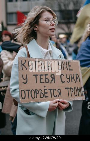 Washington DC, USA. Februar 2024. Ein Demonstrant hält ein Schild mit der Aufschrift "Wann werden Sie endlich einen Schlaganfall haben", das sich auf den russischen Präsidenten Putin bezieht. Mitglieder der ukrainischen Gemeinschaft und Unterstützer versammeln sich zu einem Protest am zweiten Jahrestag der massiven russischen Invasion in der Ukraine. (Credit Image: © Olga Fedorova/SOPA images via ZUMA Press Wire) NUR REDAKTIONELLE VERWENDUNG! Nicht für kommerzielle ZWECKE! Stockfoto