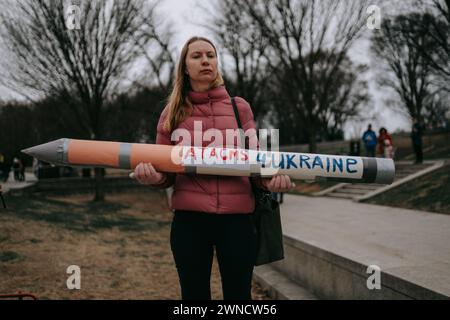 Washington DC, USA. Februar 2024. Ein Demonstrant hält ein Modell einer ballistischen Langstreckenrakete ATACMC, die die Vereinigten Staaten zur Unterstützung der Kriegsanstrengungen in der Ukraine zur Verfügung stellten. Der Protest fällt mit Überlegungen über das ukrainische Hilfsgesetz und den bevorstehenden Regierungsstillstand in den Vereinigten Staaten zusammen. Mitglieder der ukrainischen Gemeinschaft und Unterstützer versammeln sich zu einem Protest am zweiten Jahrestag der massiven russischen Invasion in der Ukraine. (Credit Image: © Olga Fedorova/SOPA images via ZUMA Press Wire) NUR REDAKTIONELLE VERWENDUNG! Nicht für kommerzielle ZWECKE! Stockfoto