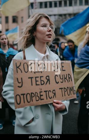 Washington DC, USA. Februar 2024. Ein Demonstrant hält ein Schild mit der Aufschrift "Wann werden Sie endlich einen Schlaganfall haben", das sich auf den russischen Präsidenten Putin bezieht. Mitglieder der ukrainischen Gemeinschaft und Unterstützer versammeln sich zu einem Protest am zweiten Jahrestag der massiven russischen Invasion in der Ukraine. (Credit Image: © Olga Fedorova/SOPA images via ZUMA Press Wire) NUR REDAKTIONELLE VERWENDUNG! Nicht für kommerzielle ZWECKE! Stockfoto