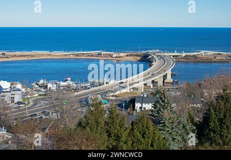 Brücke an der Route 36, New Jersey, verbindet die Atlantic Highlands mit Sandy Hook und Sea Bright in New Jersey, USA, von der Navesink Twin Lig aus gesehen Stockfoto