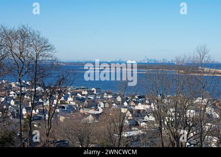 Sandy Hook, die Verrazzano Bridge und die Skyline von New York City in der Ferne vom Navesink Twin Lights Grundstück über der Highlands Sect Stockfoto