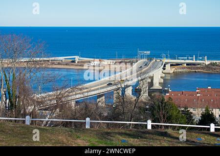 Brücke an der Route 36, New Jersey, verbindet die Atlantic Highlands mit Sandy Hook und Sea Bright in New Jersey, USA, von der Navesink Twin Lig aus gesehen Stockfoto