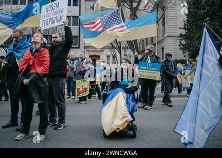 Washington DC, USA. Februar 2024. Mitglieder der ukrainischen Gemeinschaft halten eine Kundgebung vor der russischen Botschaft in Washington DC ab. Mitglieder der ukrainischen Gemeinschaft und Unterstützer versammeln sich zu einem Protest am zweiten Jahrestag der massiven russischen Invasion in der Ukraine. (Credit Image: © Olga Fedorova/SOPA images via ZUMA Press Wire) NUR REDAKTIONELLE VERWENDUNG! Nicht für kommerzielle ZWECKE! Stockfoto