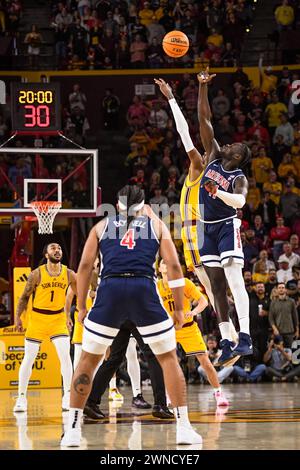 Das Arizona Wildcats Center Oumar Ballo (11) springt in der ersten Hälfte des NCAA Basketballspiels gegen die Arizona State Sun Devils in Temp um den Ball Stockfoto