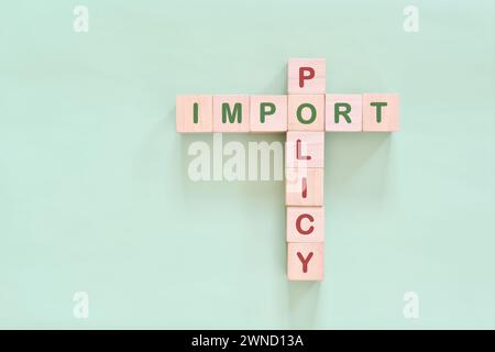 Richtlinienkonzept importieren. Kreuzworträtsel flache Lay Typografie auf grünem Hintergrund. Stockfoto