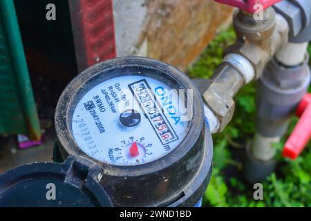 Mai 2023. Wasserzähleranlage im Besitz der Wonosobo Indonesia Regional Drinking Water Company. Stockfoto